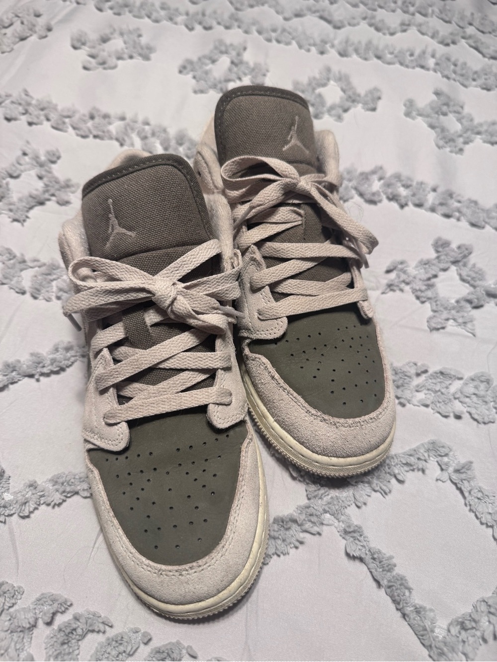 Jordan Kids Low-Top Sneakers in Taupe and Olive